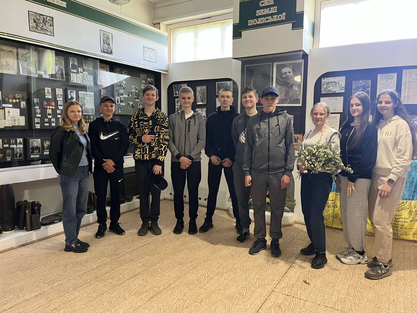 Екскурсія до шкільного музею з учнями 9 -го класу у 44 -ту річниця від дня смерті Тараса Бульби-Боровця, уродженця с.Бистричі, засновника і командира УПА "Поліська Січ", генерал-хорунжого.